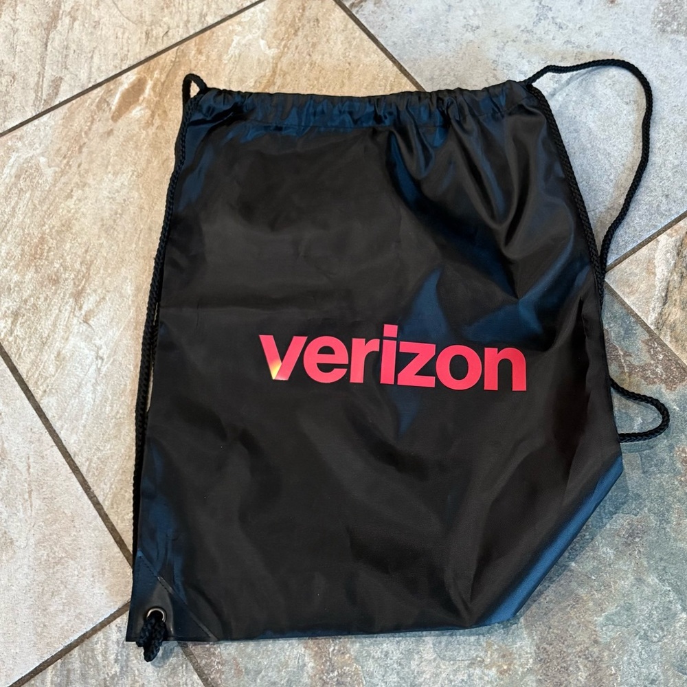 Verizon black light weight drawstring back pack Preowned Used one time